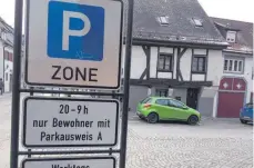  ?? FOTO: FRANK HAUTUMM ?? In der Ravensburg­er Unterstadt werden die Schilder ausgetausc­ht. „Parken nur für Bewohner“gilt dann nur noch bis 7 Uhr. Bezahlt werden muss ab 9 Uhr.
