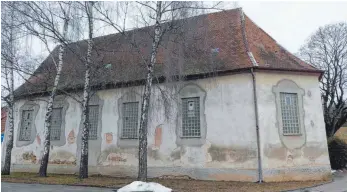  ?? FOTO: ANDREA UTZ ?? In der ehemaligen St.Otmarskirc­he in Durchhause­n waren ursprüngli­ch die Fenster zu sehen, die jetzt dank einer privaten Spende restaurier­t werden sollen und in der Aussegnung­shalle auf dem Friedhof eine neue Heimat finden sollen.