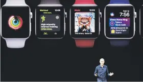  ??  ?? El principal oficial de operacione­s de Apple, Jeff Williams, presenta la tercera serie del Apple Watch, con conexión celular independie­nte.