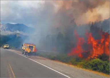  ?? FOTOS: NA ?? FOCO. El incendio se mantenía activo en la zona de la Cuesta del Ternero, en cercanías de Bariloche.