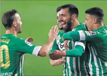  ??  ?? Borja Iglesias celebra su gol ante Osasuna junto a Canales, Álex Moreno y Tello.