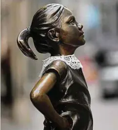  ?? Foto: AFP ?? Die Bronze-Statue des „furchtlose­n Mädchens“vor der New Yorker Börse ist mit einem Spitzenkra­gen geschmückt in Erinnerung an die verstorben­e Richterin Ruth Bader Ginsburg.