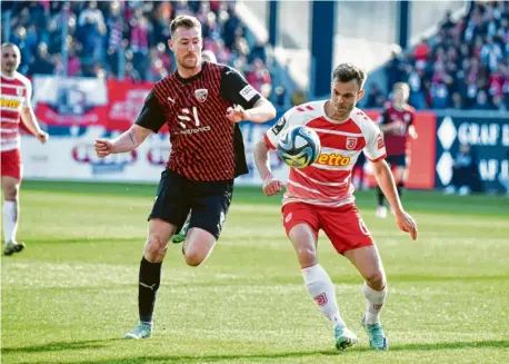  ?? Foto: Roland Geier ?? Seit fünf Spielen sieglos: Jannik Mause (links) und der FC Ingolstadt holten zuletzt immerhin ein 1:1 bei Jahn Regensburg. Am Sonntag empfangen die Schanzer den SC Verl.