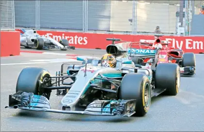  ??  ?? Lewis Hamilton, de Mercedes, frenó bruscament­e durante la vuelta 22 y fue alcanzado por el Ferrari de Sebastian Vettel, en uno más de los incidentes durante la carrera de Fórmula 1 en Azerbaiyán ■ Foto Ap