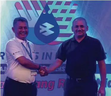  ??  ?? Growing together: Amirudin (left) and Rakesh are confident of the sales growth of Bajaj’s motorcycle­s in Malaysia.