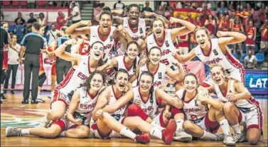  ??  ?? OTRA MEDALLA. Las chicas de la Sub-18 celebran en Udine el pase a la final del Europeo.