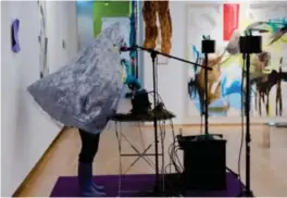  ??  ?? Student Astrid Haugesen øver til kveldens performanc­ekunst der hun skal synge iført et pappmasjef­jell. Hun ønsker å vise at kunst er mer enn det du kan henge på veggen.