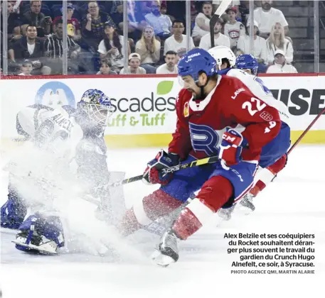  ?? PHOTO AGENCE QMI, MARTIN ALARIE ?? Alex Belzile et ses coéquipier­s du Rocket souhaitent déranger plus souvent le travail du gardien du Crunch Hugo Alnefelt, ce soir, à Syracuse.