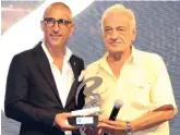  ?? ?? Il Coordinato­re del Dipartimen­to BS LND Roberto Desini premia Giancarlo Carpita, presidente della Farmaè Viareggio