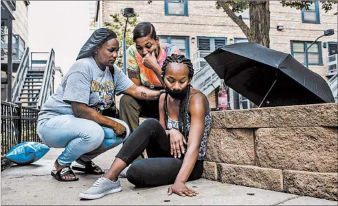  ?? ARMANDO L. SANCHEZ/CHICAGO TRIBUNE ?? Jalisa Ford sits Aug. 1where her 9-year-old son, Janari Ricks, was fatally shot while playing with friends at the Cabrini-Green rowhouses the previous evening.