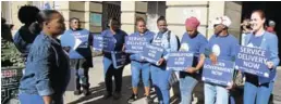  ?? Picture: ANDISA BONANI ?? NOT HAPPY: DA members picket outside the town hall in Cathcart Road last week