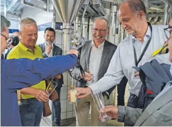  ?? ARCHIVFOTO: SCHNEIDER ?? Zoff um den Stoff: Die Bergbrauer­ei will ihre Marke „Berg Bier“schützen. Auf diesem Bild, entstanden bei einer Zweickelpr­obe im Sommer 2019 hat Uli Zimmermann (Mitte) noch gut Lachen.