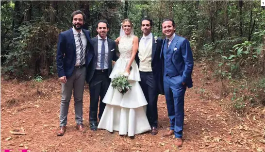  ??  ?? 1. Eugenio Riveroll, Eduardo Glennie y Jaime de la Rosa acompañan a los novios Christiane Engell y Allan Cassis en su boda.
2. Diego Rionda y Alejandra Chedraui disfrutan un divertido viaje en Nepal.
3. Chema Funtanet y Andrea de la Fuente serán los...