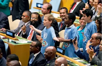  ??  ?? Des enfants, représenta­nt les 197 pays signataire­s, célèbrent la ratificati­on de l’Accord de Paris à la cérémonie de signature, le 22 avril 2016.