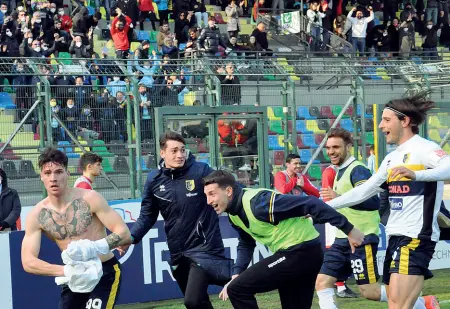  ?? (foto Ac Trento) ?? Gioia salvezza La festa gialloblù alla fine sedella scorsa annata. A destra, l’ad Cattoni e il nuovo dgDi Taranto