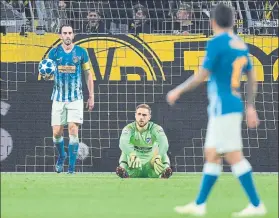  ?? FOTO: AP ?? Diego Godín recoge el balón de su portería tras uno de los tantos del Borussia