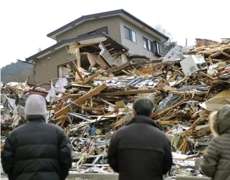  ??  ?? Los más golpeados. Países como Japón se empeñan en buscar más y mejores soluciones de alerta para prevenir desastres naturales.