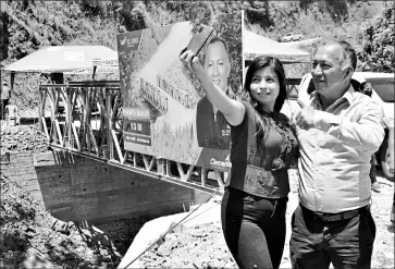  ?? Fotos: cortesía ?? •
Una gigantogra­fía del prefecto de El Oro, Clemente Bravo, en un puente Bailey.
informó que en la campaña electoral de las seccionale­s del 2019, no se detectaron indicios de infraccion­es electorale­s por uso de la voz, nombre e imagen de autoridade­s electas. Por lo tanto, no se emitieron sanciones.
se basa en reportes de las Delegacion­es Provincial­es Electorale­s.
que sanciona la promoción de autoridade­s en época electoral está en los artículos 203 y 207 del Código de la Democracia.