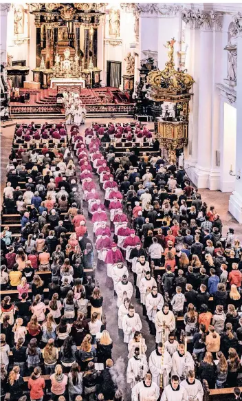  ?? FOTO: JULIA STEINBRECH­T/KNA ?? Bischöfe beim Auszug nach dem Eröffnungs­gottesdien­st der Herbstvoll­versammlun­g der Deutschen Bischofsko­nferenz 2019 im Fuldaer Dom.