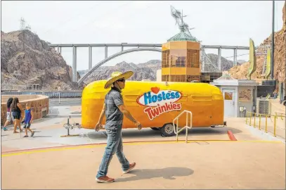  ?? L.E. Baskow Las Vegas Review-journal @Left_eye_images ?? Liem Phung, of Vietnam, wanders around Hoover Dam on Sunday as the visiting Twinkiemob­ile invites people to help snackmaker Hostess celebrate its 100th birthday.