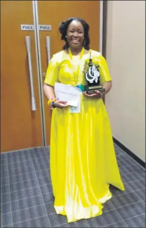  ?? ISITHOMBE: SITHUNYELW­E ?? Lena ngenye yezindondo uSamkelisi­we Kuzwayo ayinqobe kwiKwazulu-Natal Sports Awards e-ICC ekupheleni ngonyaka odlule.