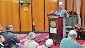  ?? PICTURE HENK KRUGER/AFRICAN NEWS AGENCY (ANA) ?? WATERWISE: Imam Rashied Omar of the Claremont Main Road Mosque addresses worshipper­s during a Friday service.