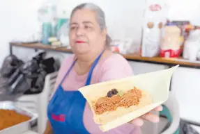  ?? ?? l Irma Beatriz Castro muestra uno de los tamales de carne que preparan desde el jueves.
