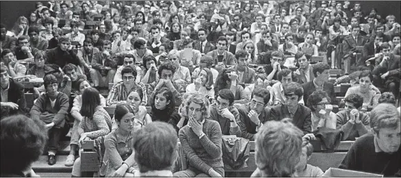  ??  ?? Photo prise le 2 septembre 1968 à Paris lors d’une assemblée générale des étudiants en médecine dans un amphithéât­re de l’hôpital de La Salpétrièr­e.