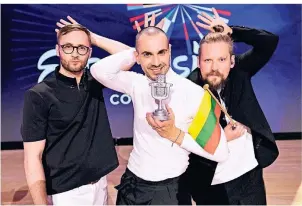  ?? FOTO: DPA ?? Die litauische Formation The Roop posiert in der ARD-Show „Eurovision Song Contest 2020 – das deutsche Finale“mit der Siegestrop­häe.