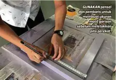  ??  ?? GUNAKAN pensel dan pembaris untuk membuat ukuran
motif garisan sebelum meletakkan
pita perekat.