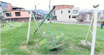  ?? Foto | Luis Fernando Trejos | LA PATRIA ?? Juegos caídos y vandalizad­os es la constante en el Parque del Colibrí.