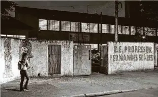  ?? Ronny Santos/folhapress ?? Fachada da escola Professor Fernandes Soares, Itaim Paulista (zona leste), onde pais e professore­s fazem abaixo-assinado contra fim do período noturno