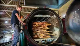  ?? FOTO: REIDAR KOLLSTAD ?? Første stopp for trevirket er trykksylin­deren. Her presses impregneri­ngssalter som beskytter mot sopp og insekter helt inn til kjernevede­n under trykk. Driftsoper­atør Magnus Grimestad passer på at det hele går greit for seg.