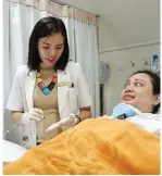  ?? MARIYAMA DINA/JAWA POS ?? HILANGKAN LEMAK: Dokter Esther Magdalena Rumondor menjelaska­n proses pembekuan lemak subkutan.