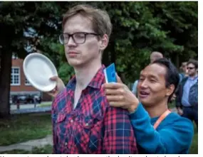  ?? FOTO GUY PUTTEMANS ?? Uw reporter probeert de nieuwe methode uit, en leert al snel een bord van een bankkaart te onderschei­den.