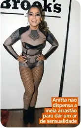  ??  ?? Anitta não dispensa a meia arrastão para dar um ar de sensualida­de