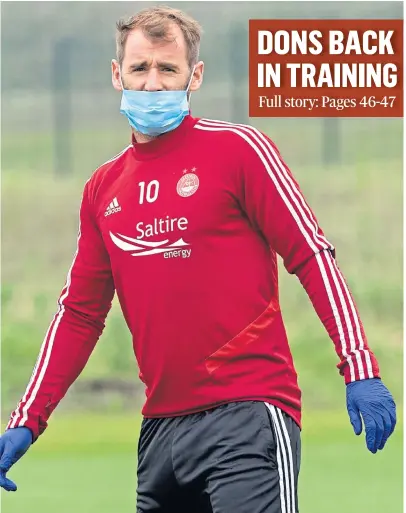  ??  ?? SAFETY FIRST: Niall McGinn wearing a face mask and gloves during training at Cormack Park yesterday