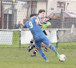  ??  ?? Croesyceil­iog are thwarted again by Llwydcoed’s defence