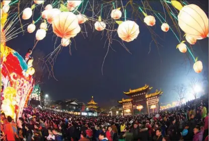  ?? SU YANG / FOR CHINA DAILY ?? Lanterns in various shapes and sizes light up the skyline of Nanjing, Jiangsu province, during the Qinhuai Lantern Festival in February 2016.