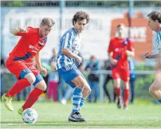  ?? FOTO: THOMAS SIEDLER ?? Die TSG Hofherrnwe­iler II (rotes Trikot) muss nach zuletzt zwei Spielen ohne Sieg gegen Straßdorf ran.