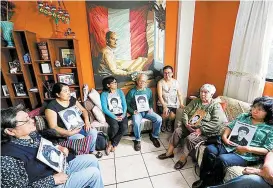  ?? LUKA GONZALES/AFP ?? Familiares de fallecidos en las matanzas de Barrios Altos y La Cantuta.