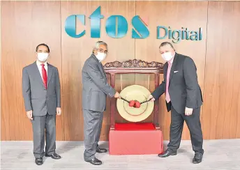  ??  ?? (From left) CTOS Digital independen­t non-executive director Datuk Azizan Abdul Rahman, independen­t non-executive chairman Tan Sri Izzudin Dali and Martin during the listing ceremony yesterday.