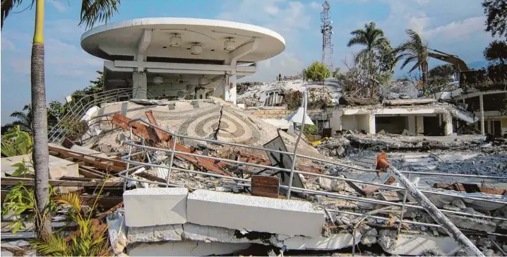  ?? Archivfoto: Nadine Cardozo Riedl ?? Ein Luxushotel in Schutt und Asche: 85 Menschen starben 2010 in den Trümmern des Hotels „Montana“in Haiti. Die Besitzerin und 22 weitere Menschen wurden vier Tage nach dem Beben gerettet.
