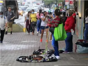  ?? PACHECo ?? La avenida central es el principal punto de encuentro de los vendedores ambulantes en todo San José.rAFAEL