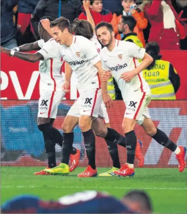  ??  ?? IMPRESCIND­IBLE. Sarabia celebra con cara de pocos amigos el tanto del empate.MEDIOS GOLEADORES