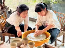 ?? ?? Teenagers experience pottery making in Tong’an, Xiamen