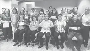  ??  ?? TERIMA KASIH: Gerawat (duduk, tengah) bersama penerima cek MRP yang disampaika­n di Bilik VIP Lapangan Terbang Miri, petang semalam.