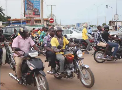  ?? CÉDRICK AÏTCHEDJI LE DEVOIR ?? La moto-taxi est une bouée de sauvetage pour les jeunes Béninois au chômage. Au moins 15 % des 15 à 24 ans seraient au chômage, une statistiqu­e sous-estimée par un gouverneme­nt qui masque son impuissanc­e.