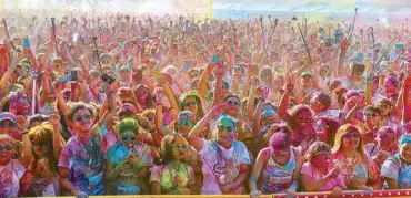  ??  ?? Over 10,000 runners welcomed 2016 with Color Manila Run at the SM MOA grounds.