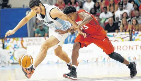  ?? USASPORTS ?? La pelean.
Tayavek Gallizi y Daniel Waldin luchan por una pelota dividida en la mitad de la cancha.